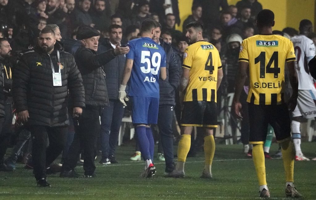 Nächster Süper Lig-Eklat: Istanbulspor-Präsident zieht Team während laufenden Spiel gegen Trabzonspor zurück