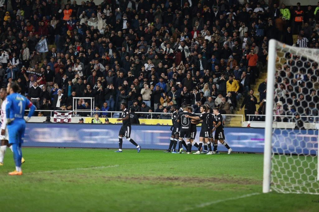 Besiktas schließt Hinrunde in Mersin mit 2:1-Sieg gegen Hatayspor ab