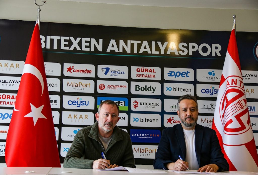 Sergen Yalcin unterschreibt in Antalya und verrät, ob es eine Ausstiegsklausel für Besiktas gibt