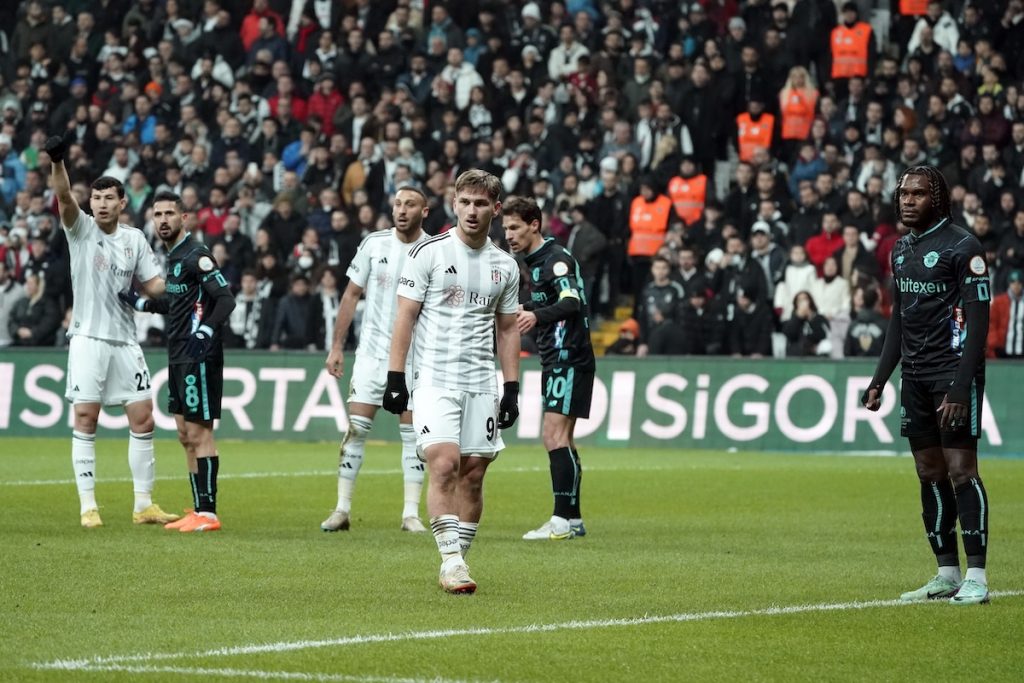Besiktas spielt trotz Heimvorteil und Überzahl nur 0:0 gegen Adana Demirspor