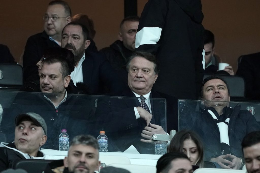 Beşiktaş schließt neuen Trikotsponsoring-Vertrag ab und buhlt am Deadline Day und Muci und Al-Musrati