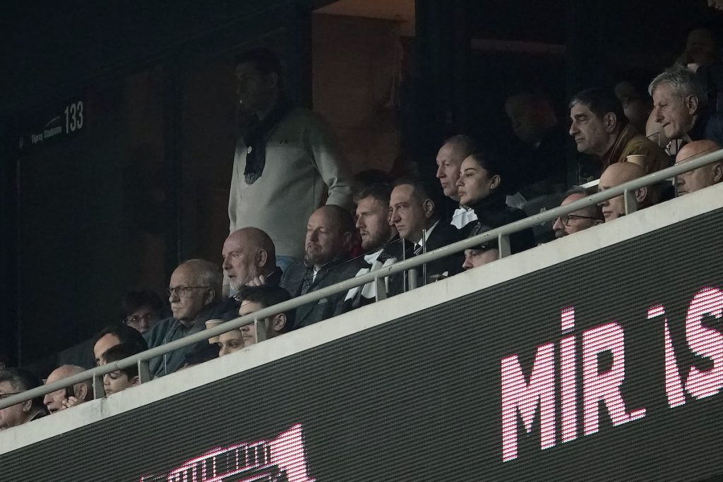 Überraschung im Stadion: Neuester Besiktas-Transfer Joe Worrall in Istanbul – Gespräche mit James Rodrigues und Renato Sanches