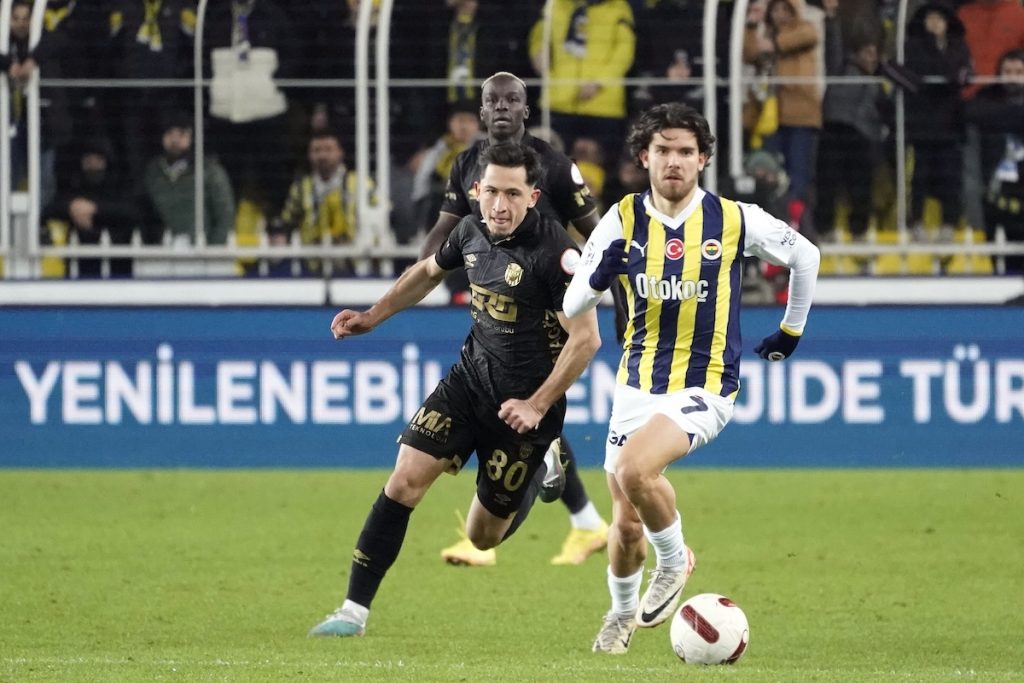 Premier League-Klub mit „astronomischer Ablöse“ für Ferdi Kadioglu?