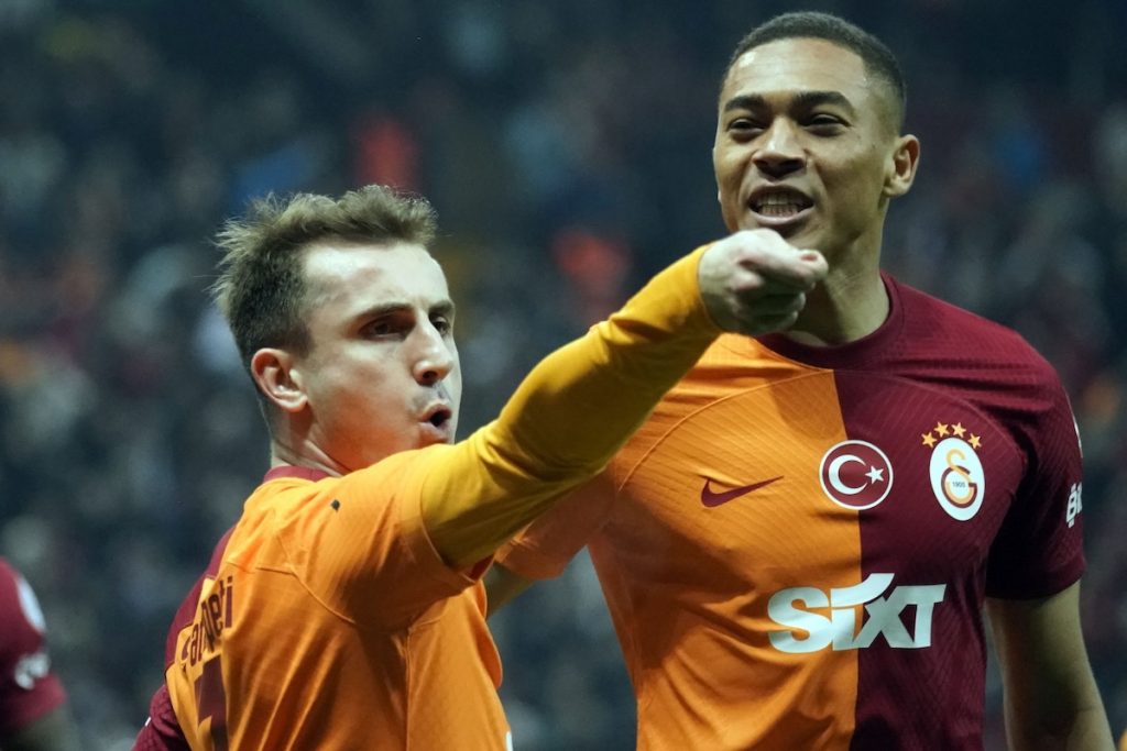 Galatasaray gewinnt 2:1 gegen Antalyaspor und übernimmt wieder die Tabellenspitze