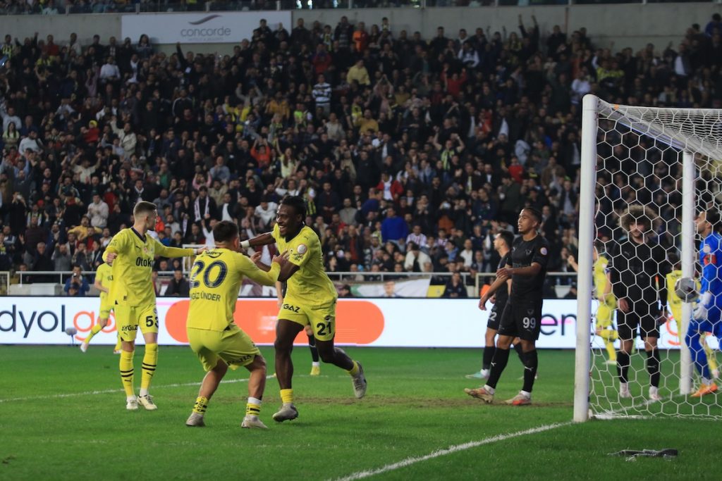 Fenerbahce besiegt Hatayspor 2:0 in Mersin und übernimmt wieder Platz eins