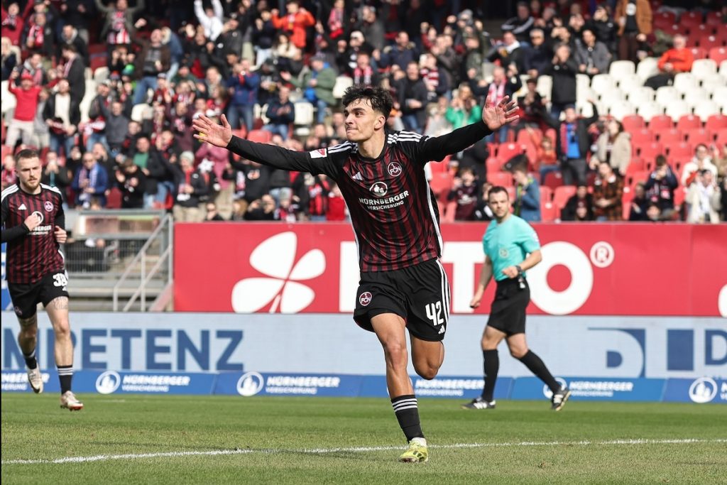 Nürnbergs Sportdirektor Dieter Hecking glaubt nicht daran, Can Uzun halten zu können
