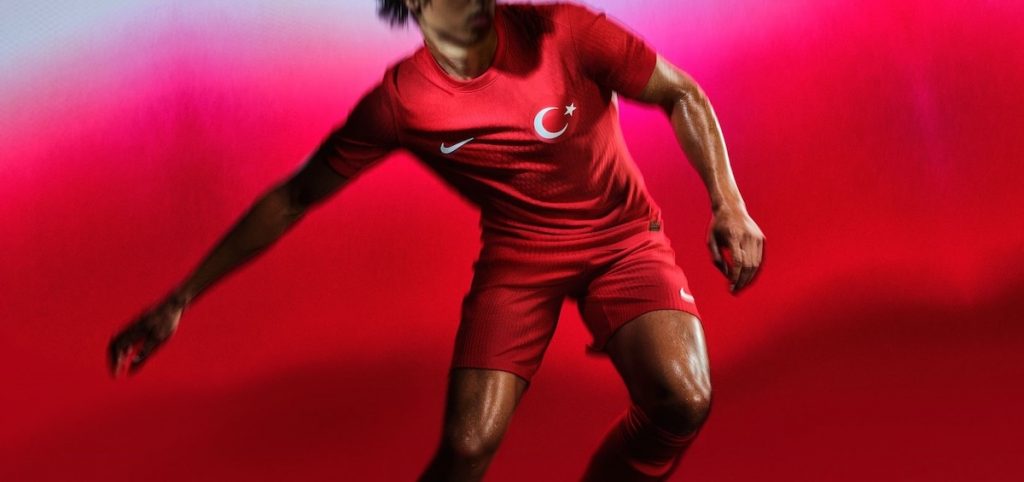 EURO 2024: Türkei präsentiert EM-Trikots