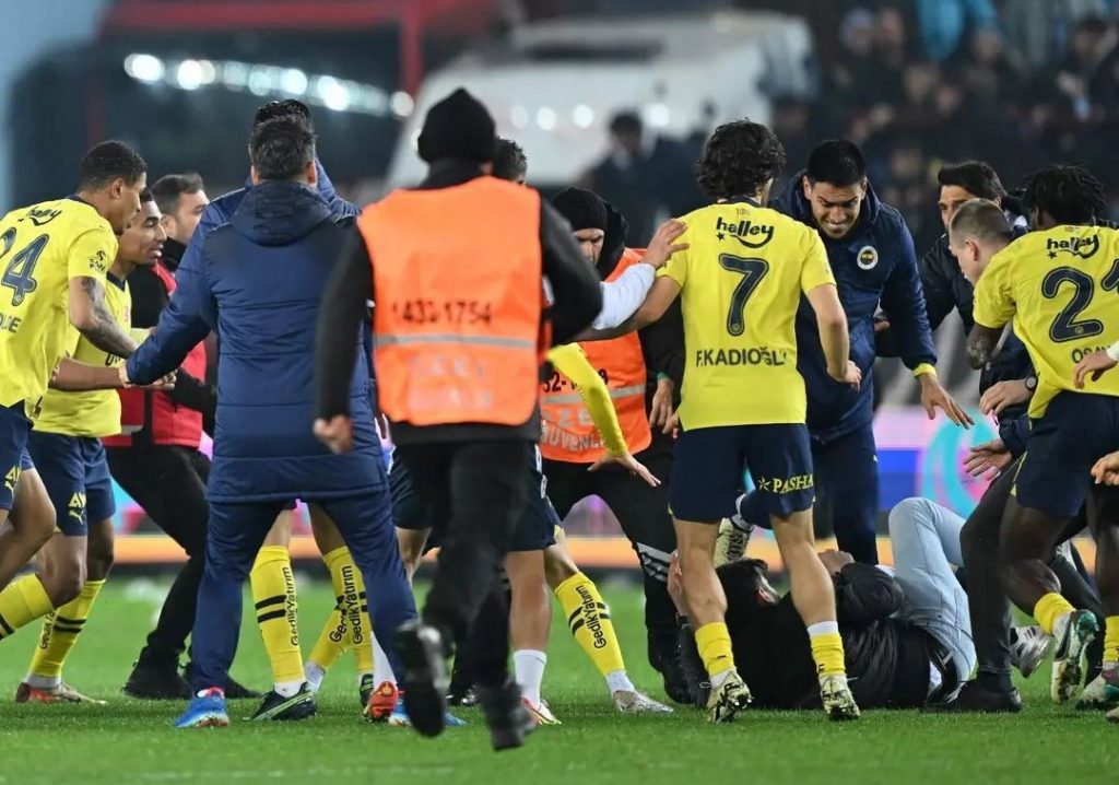Platzsturm und Schlägereien: Diese Strafen und Sperren könnten auf Trabzonspor sowie Fenerbahce zukommen