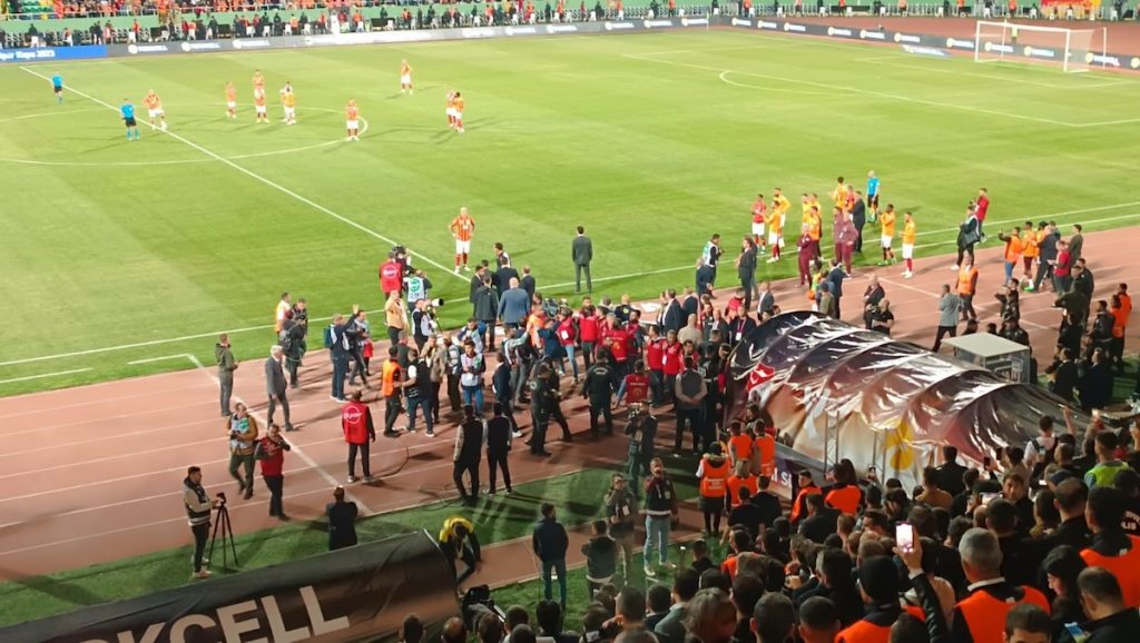 Nach Supercup-Skandal: Disziplinarausschuss PFDK spricht Verweise gegen Fenerbahce und Galatasaray aus