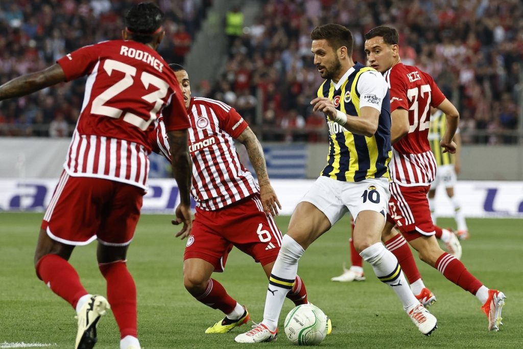 2:3 in Piräus: Fenerbahce wacht spät auf, hält Halbfinal-Träume aber am Leben