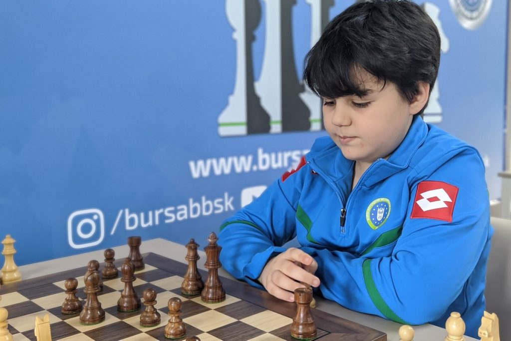 Zwölfjähriger türkischer Schachspieler Yagiz Kaan Erdogmus wird „Großmeister“