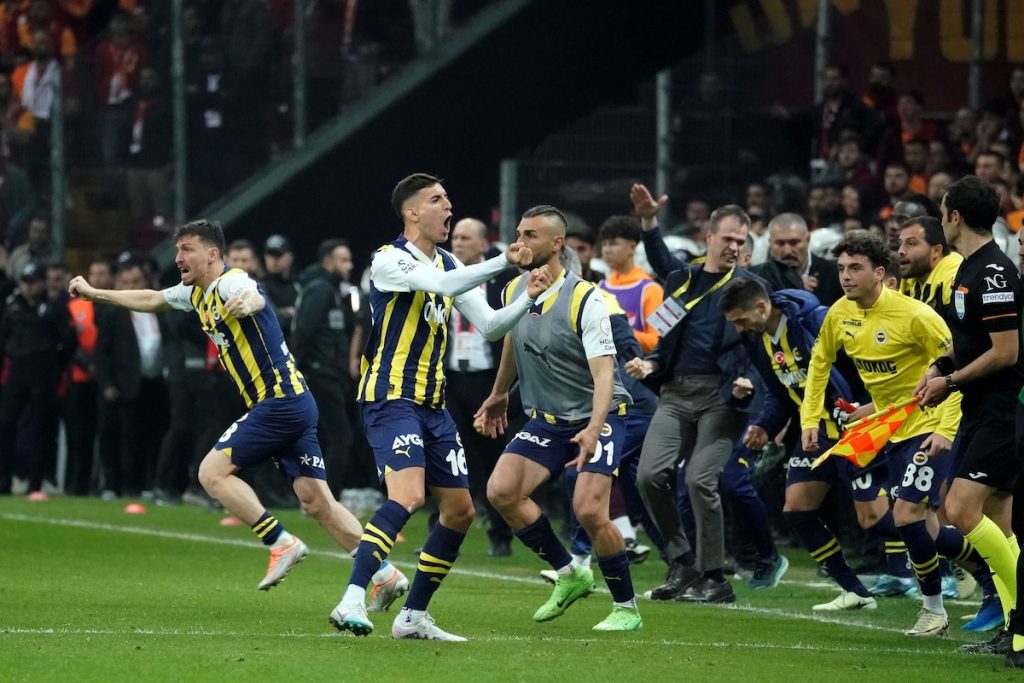Titel-Entscheidung vertagt: Fenerbahce feiert trotz Foul-Festival in Unterzahl 1:0-Sieg gegen Galatasaray