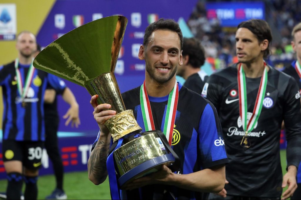 Schockangebot für Hakan Calhanoglu: Al-Hilal fordert Fenerbahce heraus – Mourinho stichelt gegen Kökcü