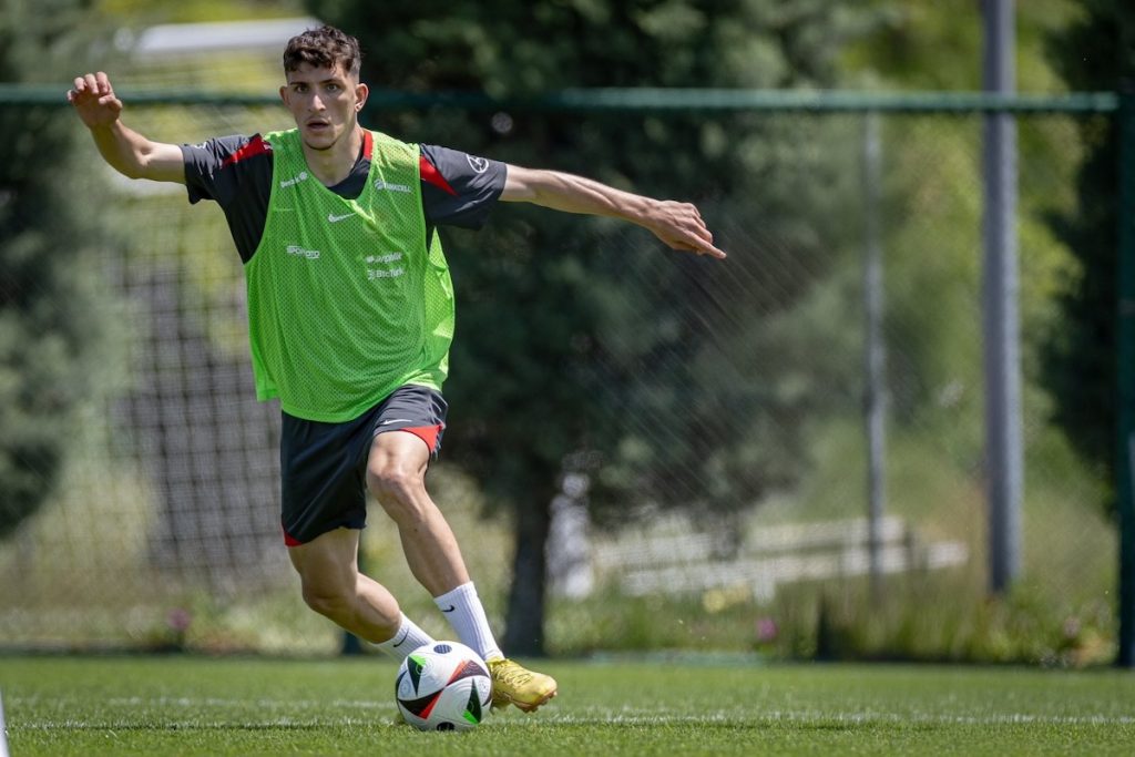 Fenerbahce soll sich um Amsterdams Kaplan und Prags Diouf bemühen