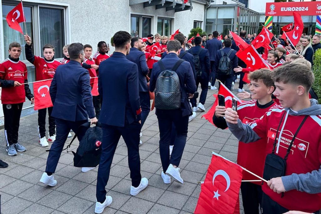 EURO 2024-Start rückt näher: Türkische Nationalmannschaft trifft in Deutschland ein