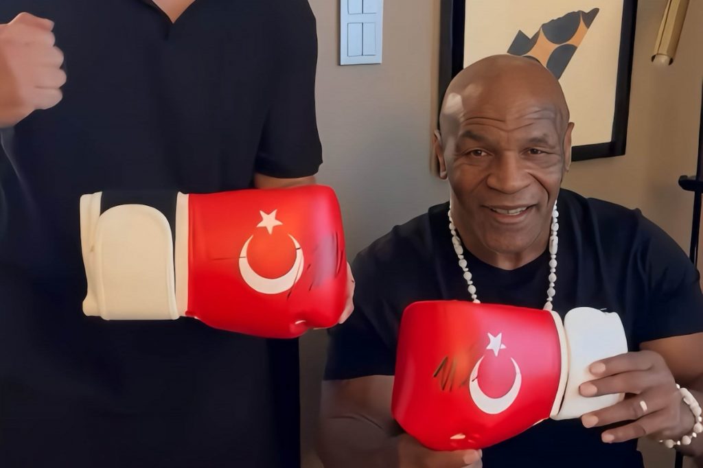 Boxlegende Iron Mike Tyson sendet signierten Boxhandschuh an die türkische Nationalmannschaft