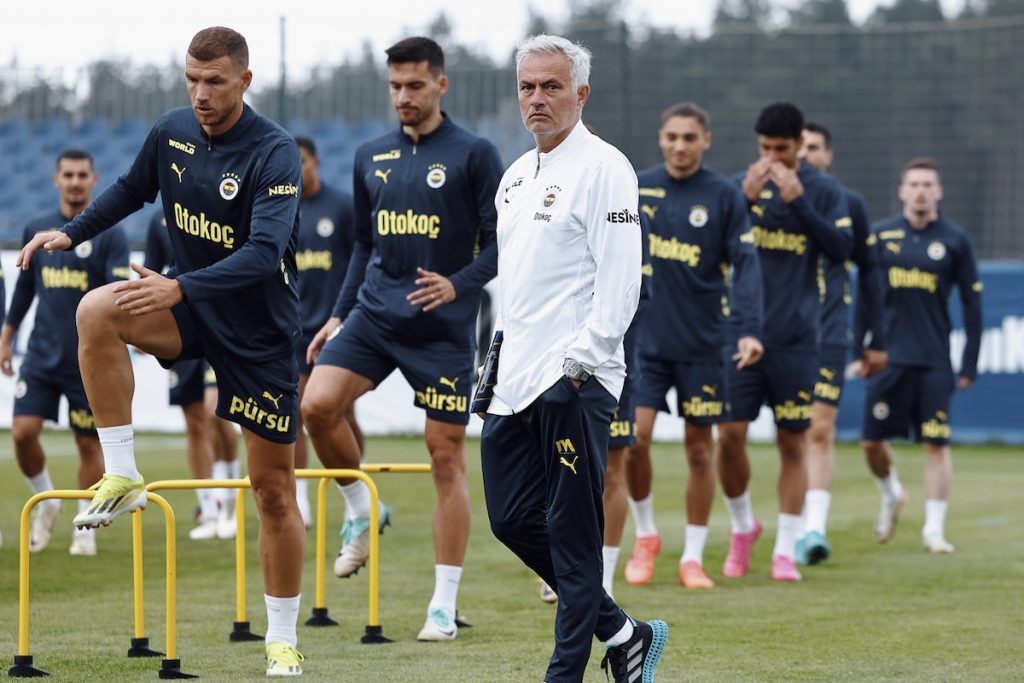 Mourinho möchte Lille-Hürde nehmen, stichelt gegen Galatasaray-Trainer Buruk und hofft auf Kadioglu-Verbleib