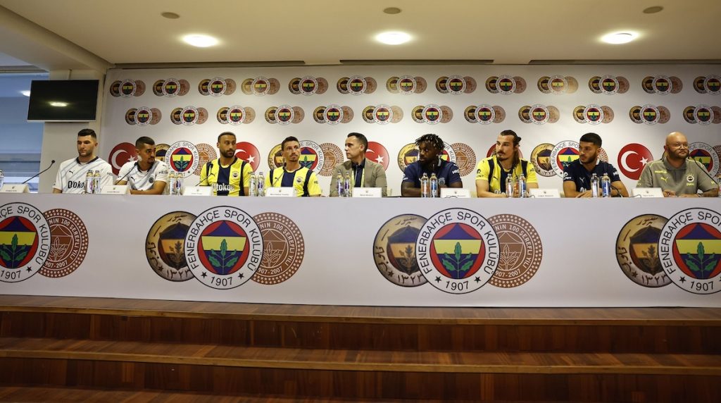 Fenerbahce: Unterzeichnungszeremonie mit sieben Neuzugängen – Spieler versprechen Titelkampf