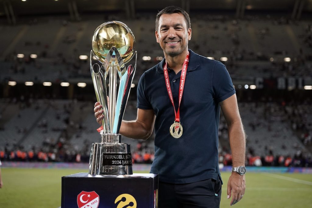 Nach Supercup-Triumph gegen Galatasaray: Besiktas-Trainer van Bronckhorst verrät Schlüssel zum Erfolg