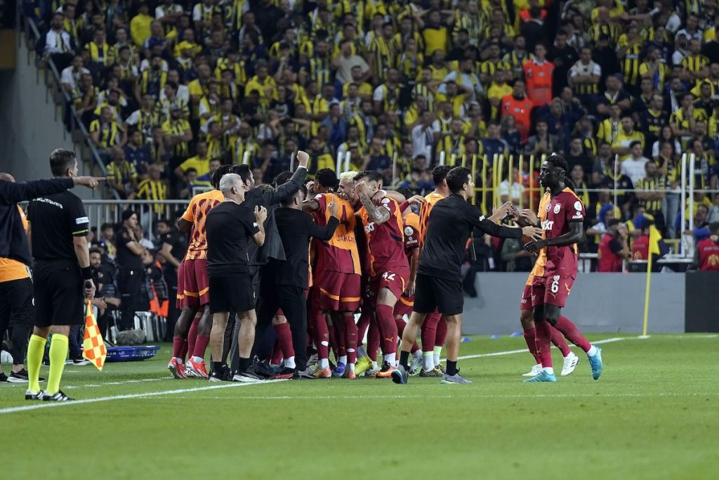 Galatasaray besiegt Fenerbahce in Kadiköy mit 3:1 und baut Tabellenführung aus