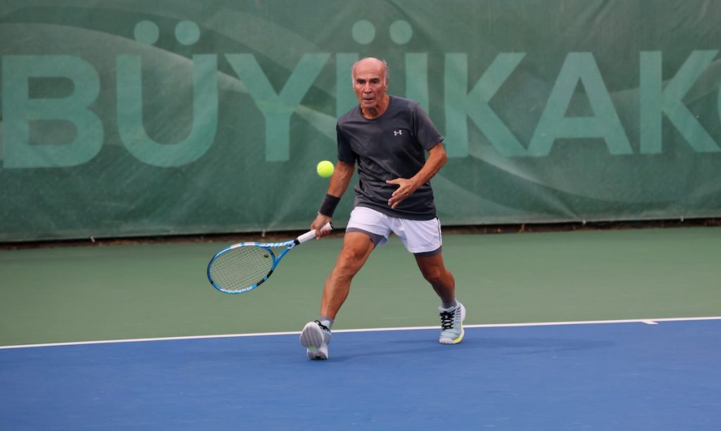 Tennis: 77-Jähriger Ex-Generalmajor Nejat Müldür klettert in der Weltrangliste auf Rang drei