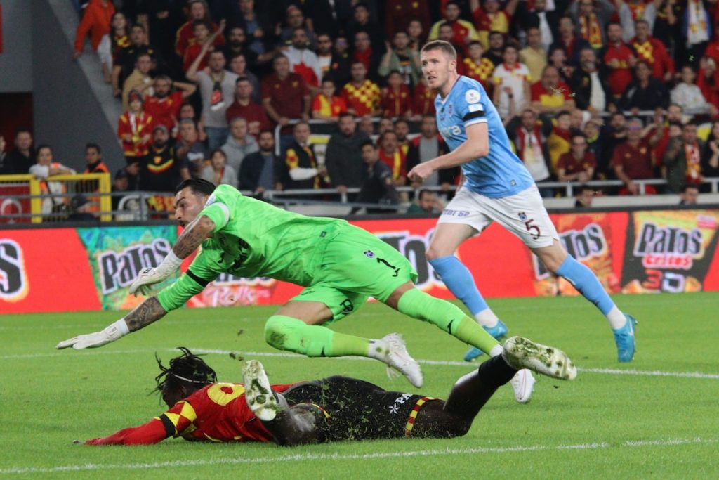 Trabzonspor kassiert erste Saisonniederlage in Izmir – Göztepe gewinnt mit zehn Mann