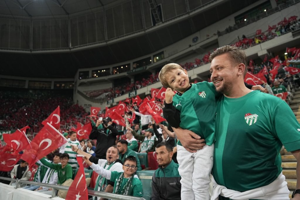 Viertligist Bursaspor lockt regelmäßig über 42.000 Zuschauer ins Stadion