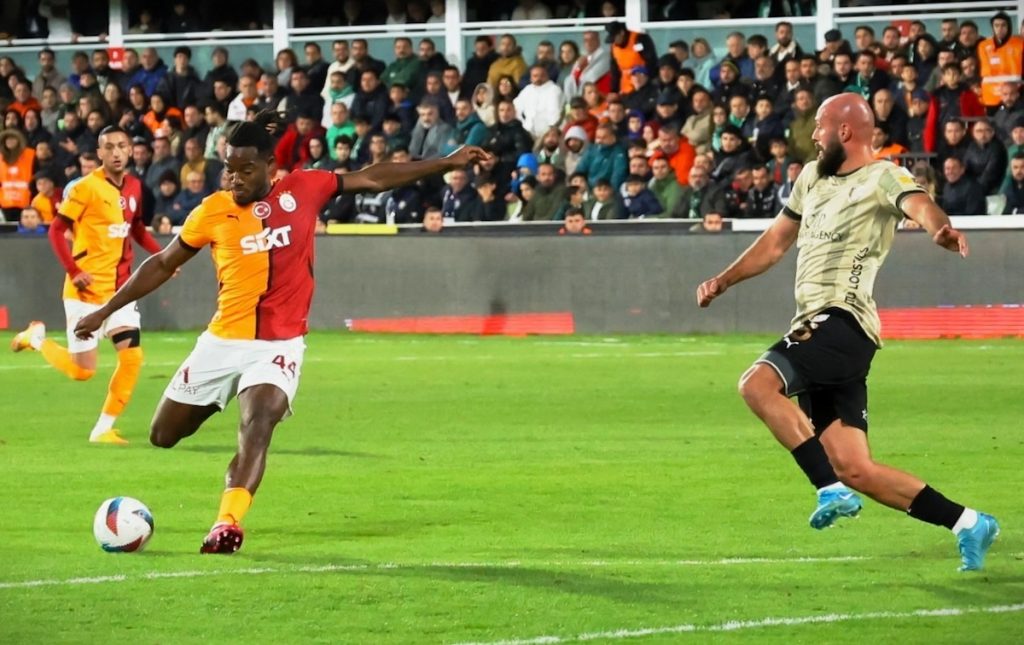 Galatasaray müht sich in Überzahl zu einem 1:0-Auswärtssieg in Bodrum