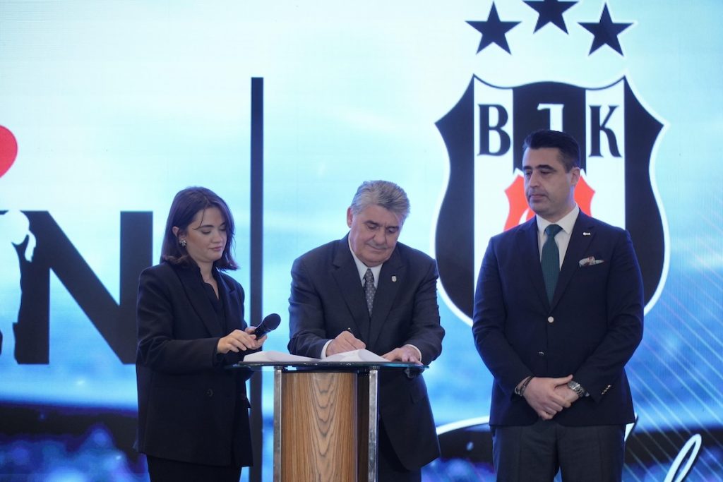 Besiktas: Serdal Adali stellt Vorstand vor und gibt zugleich zwei neue Sponsordeals bekannt