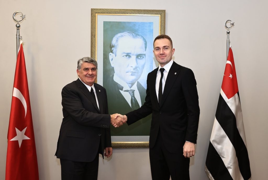 Besiktas bis zur Rente: Nationaltorhüter Mert Günok verlängert Vertrag