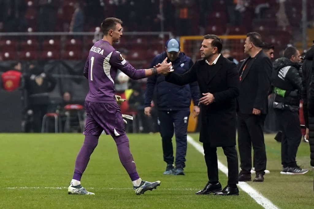 Galatasaray-Trainer Buruk bewertet verpassten Sieg gegen Kiew und nimmt Torhüter Muslera in Schutz