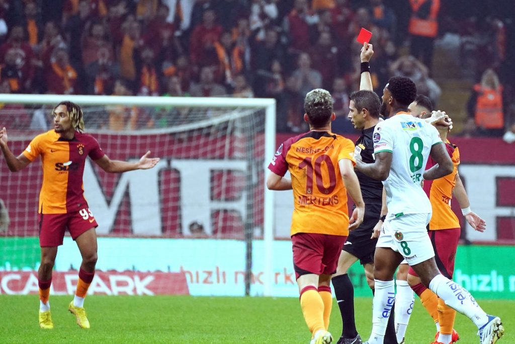 Worte von Ex-Schiedsrichter Ali Palabiyik über Galatasaray fachen Debatten über Bevorzugung neu an