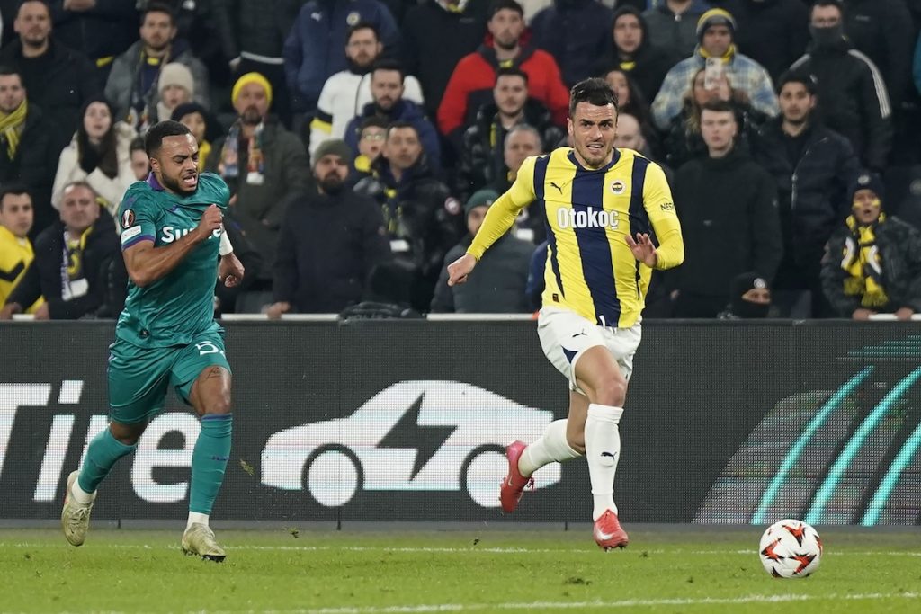 Fenerbahce bereit Angebot für Kostic an Juventus vor