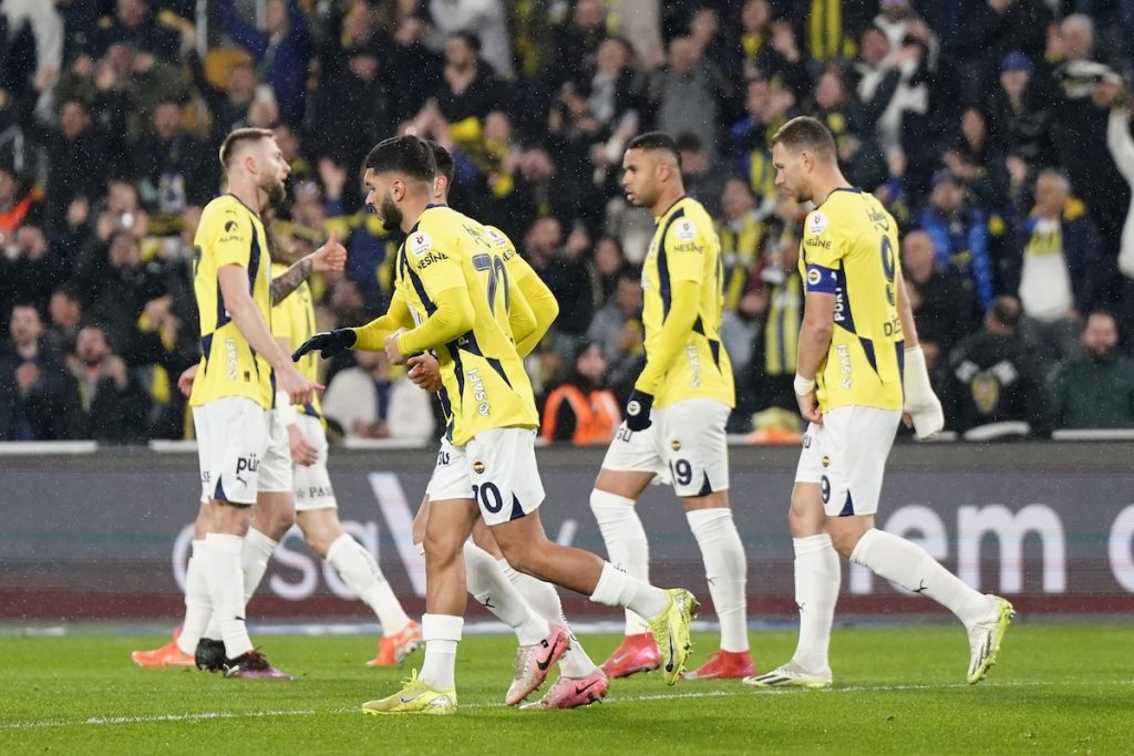 Fenerbahce entscheidet über Zukunft von 15 Spielern – Wer bleibt, wer geht?