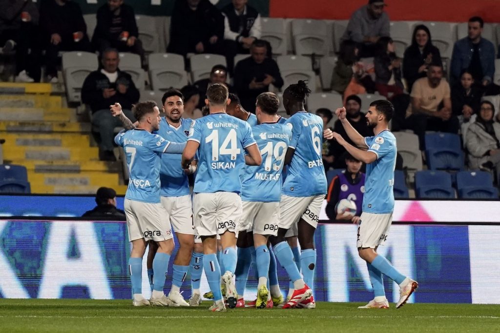 Tekke-Debüt geglückt: Trabzonspor feiert gegen Basaksehir nach 300 Tagen wieder einen Auswärtssieg