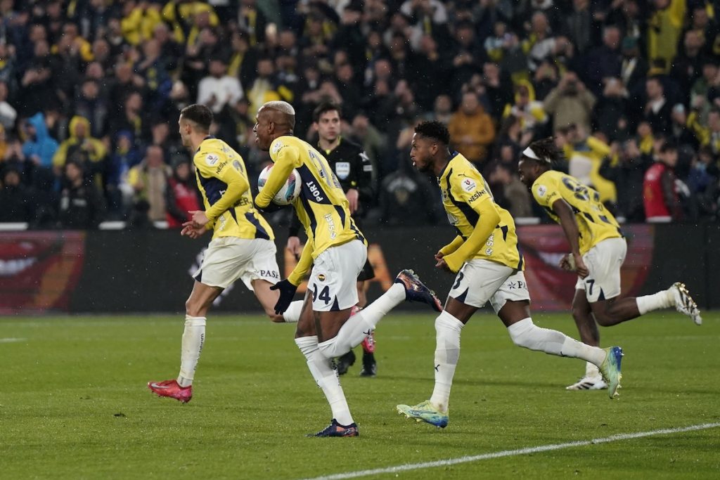 Fenerbahce dreht Spiel und schlägt Trabzonspor 4:1 dank Joker und Hattrick-Hero Talisca