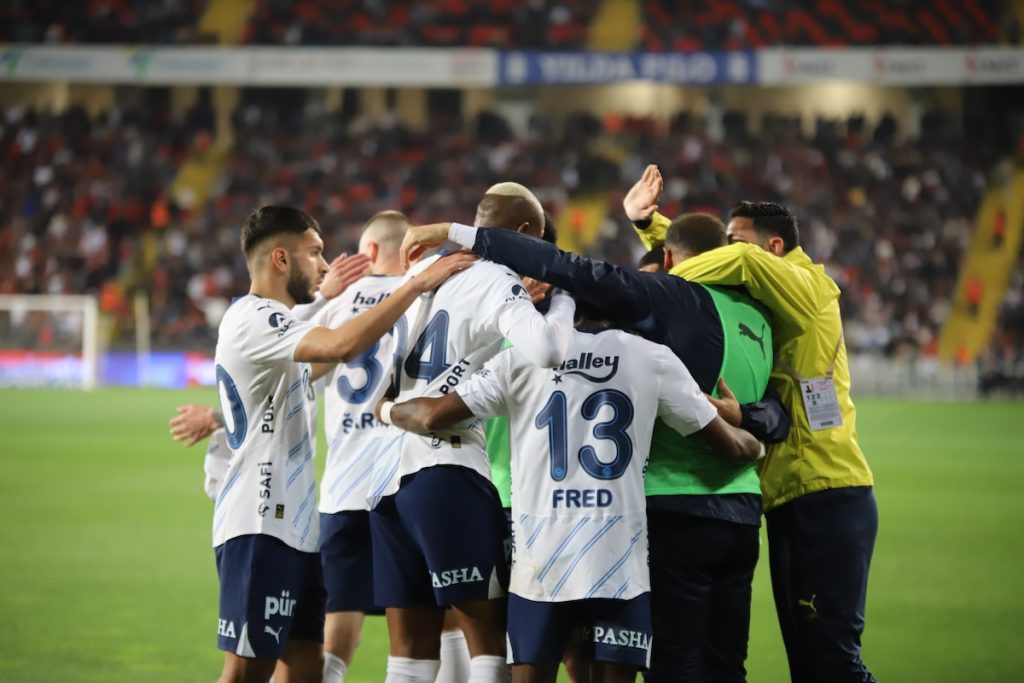 Drei Tore in vier Minuten: Fenerbahce schlägt Gaziantep 3:1 und hält Titelhoffnungen aufrecht