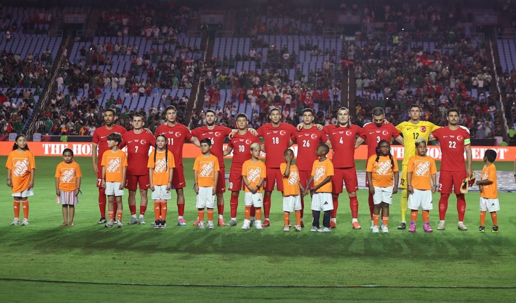 Özcan emotional nach Türkei-Debüt: „Wie mein erstes Profispiel“ – Tiknaz: „Große Chance für meine Entwicklung“