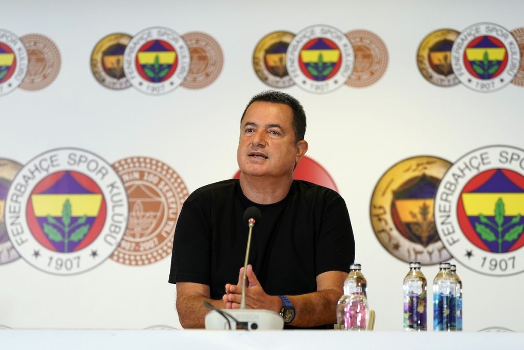 Acun Ilicali tritt als Vizepräsident von Fenerbahce zurück – Abschied mit Emotion