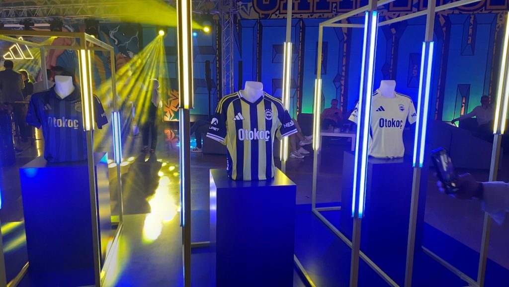 Fenerbahce präsentiert Trikots für die Saison 2025/26 – Adidas-Partnerschaft mit emotionalem Start