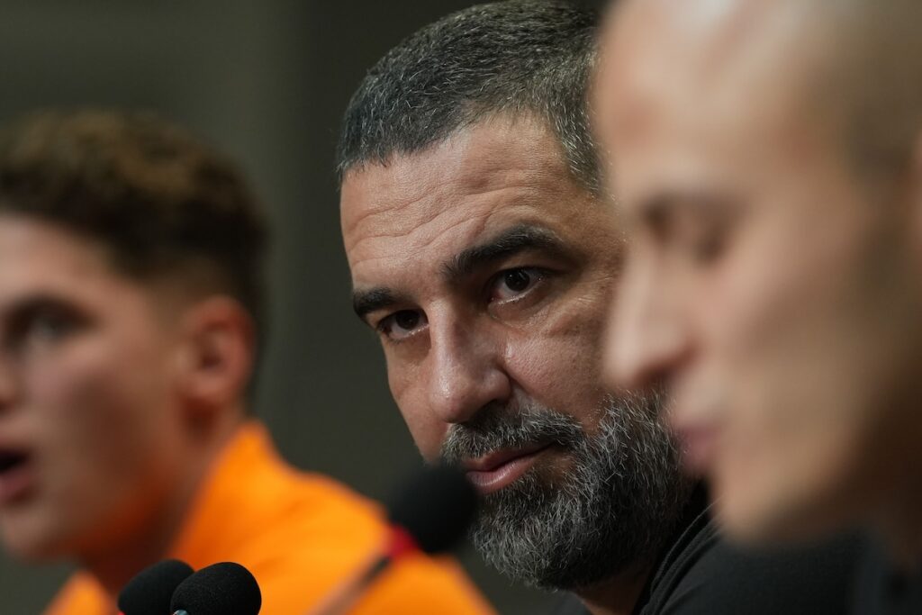 Schachtjor-Donezk-Trainer Arda Turan auf einer Pressekonferenz