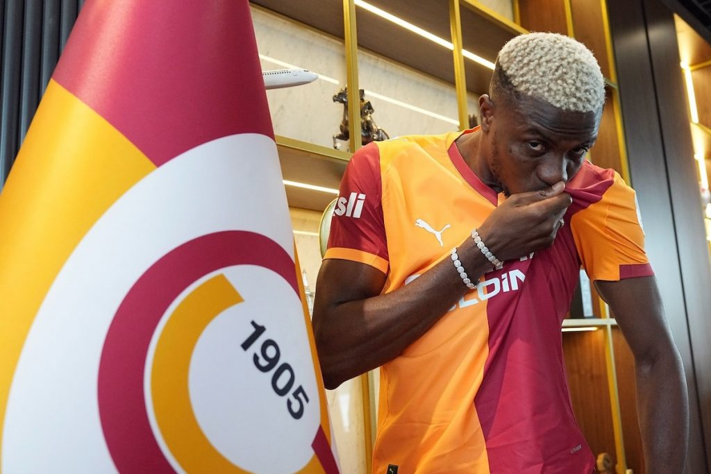 Rekordtransfer im türkischen Fußball: Victor Osimhen wechselt für 75 Millionen Euro zu Galatasaray Süper Lig-Rekordtransfer Victor Osimhen unterschreibt bei Galatasaray