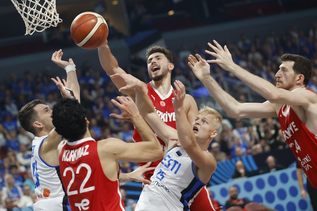 EuroBasket 2025: Türkei dominiert auch Estland und fährt mit 84:64 vierten Gruppensieg ein
