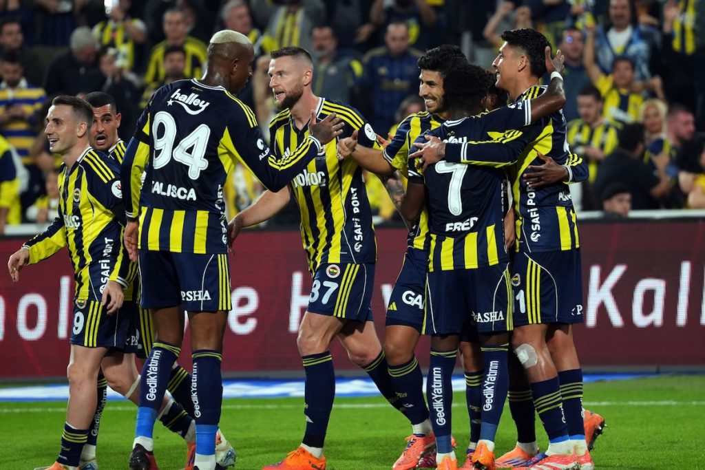 Fenerbahce besiegt Kayseri 4:2 und rückt bis auf einen Punkt an Rivalen Galatasaray heran