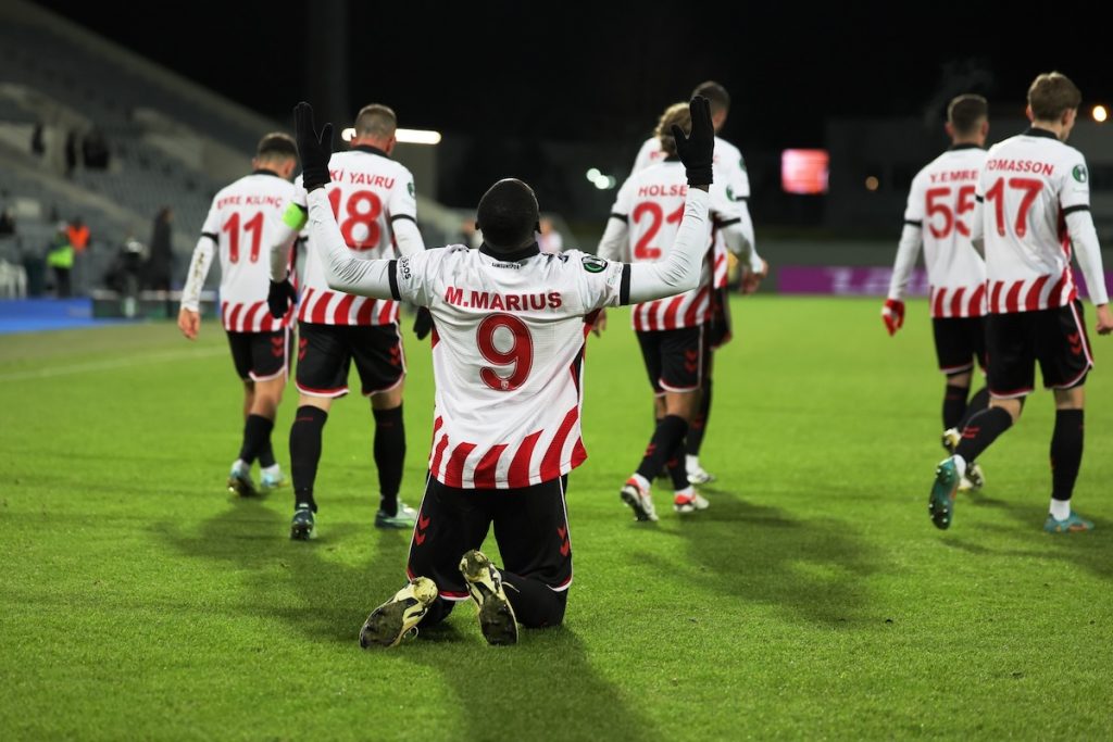 Conference League: Samsunspor bleibt Spitzenreiter – 2:2 bei Breidablik nach Mouandilmadji-Doppelpack