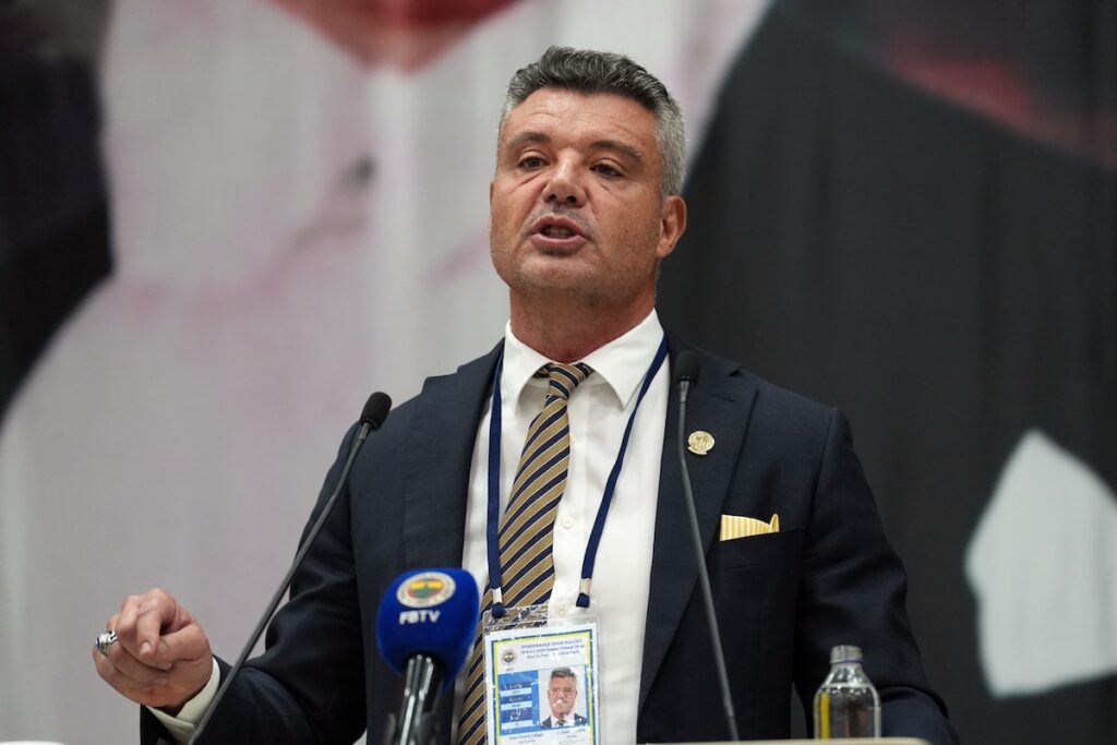 Fenerbahce-Präsident Sadettin Saran auf dem Podium