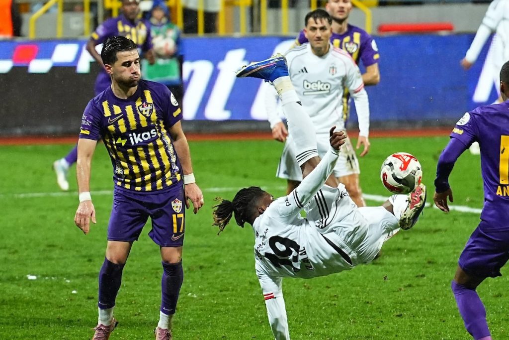 Eyüpspor gegen Besiktas 2:2: Kökcp trifft früh, VAR nimmt Ausgleich zurück – Akbaba dreht das Spiel, Cengiz Ünder rettet Punkt