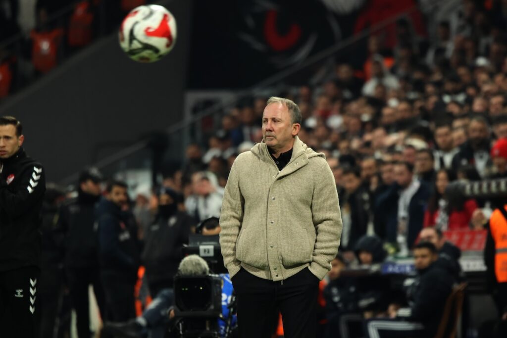 Sergen Yalcin rastet aus: „Komödie“ im Derby – auch Kökcü und Destanoglu gehen auf Schiedsrichter los