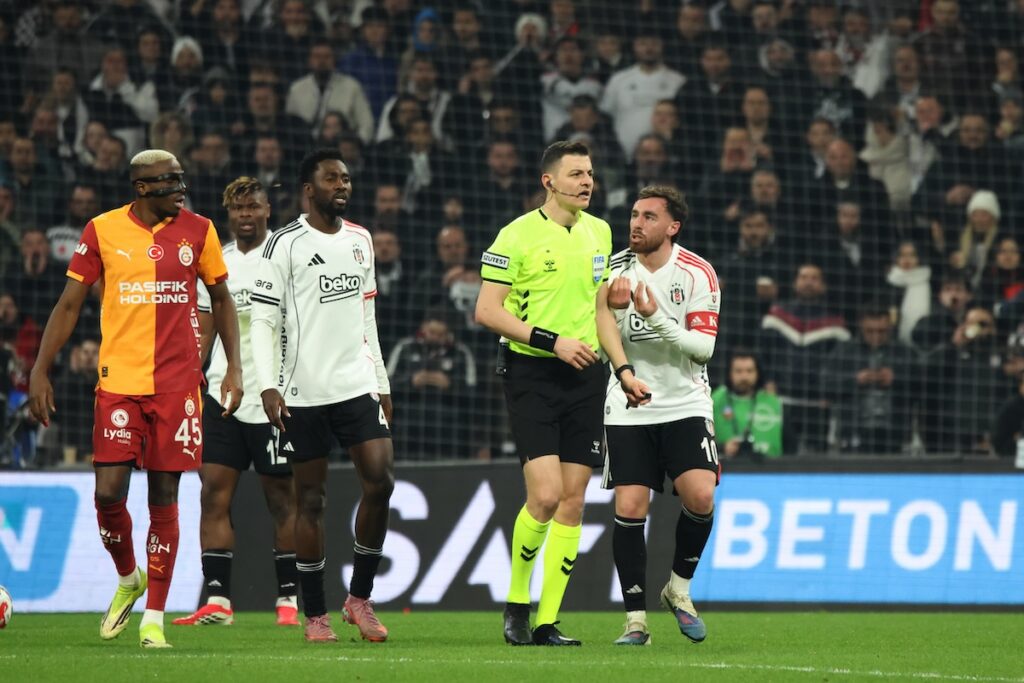 Besiktas eskaliert in der Nacht: Fünf Fragen an die TFF – jetzt werden sogar VAR-Aufnahmen aus Riva gefordert Orkun Kökcü mit Schiedsrichter - Besiktas Galatasaray Derby