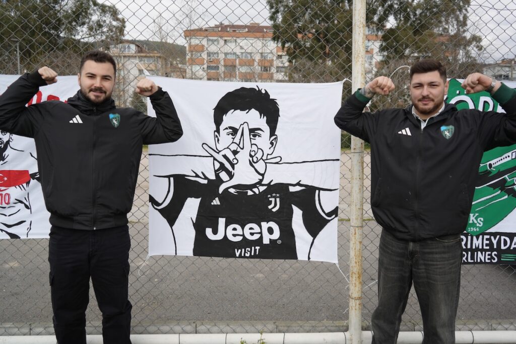 Sie wurden keine Fußballer – jetzt begeistern zwei Freunde aus Kocaeli mit riesigen Bannern die ganze Tribünenkultur